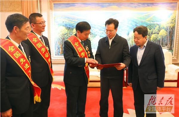慶陽市3名全國勞動(dòng)模范和先進(jìn)工作者載譽(yù)歸來！贠建民盧小亨親切會(huì)見