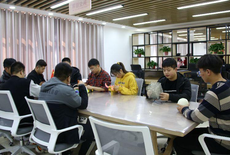 介子路社區(qū)360大學(xué)生社會(huì)實(shí)踐基地科創(chuàng)空間。  本報(bào)記者  盤小美  攝 