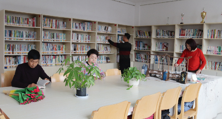 居民在社區(qū)城市書(shū)吧看書(shū)、繪畫(huà)。  通訊員  郭芳  攝  