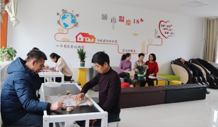 市民在東大街社區(qū)陽(yáng)光客廳休閑娛樂(lè)。  通訊員  郭芳  攝  