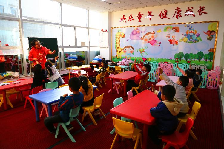麗景幼兒園學(xué)生在合水東路社區(qū)的“四點(diǎn)半課堂”做互動(dòng)游戲。  通訊員  翟娜娜  攝  