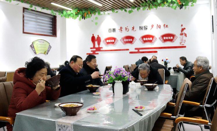 南苑路社區(qū)，老人在“老年餐桌”就餐。  通訊員  耿洋洋  攝  