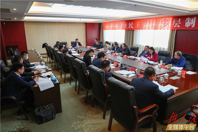 【圖說兩會】看！政協(xié)委員熱議政府工作報告
