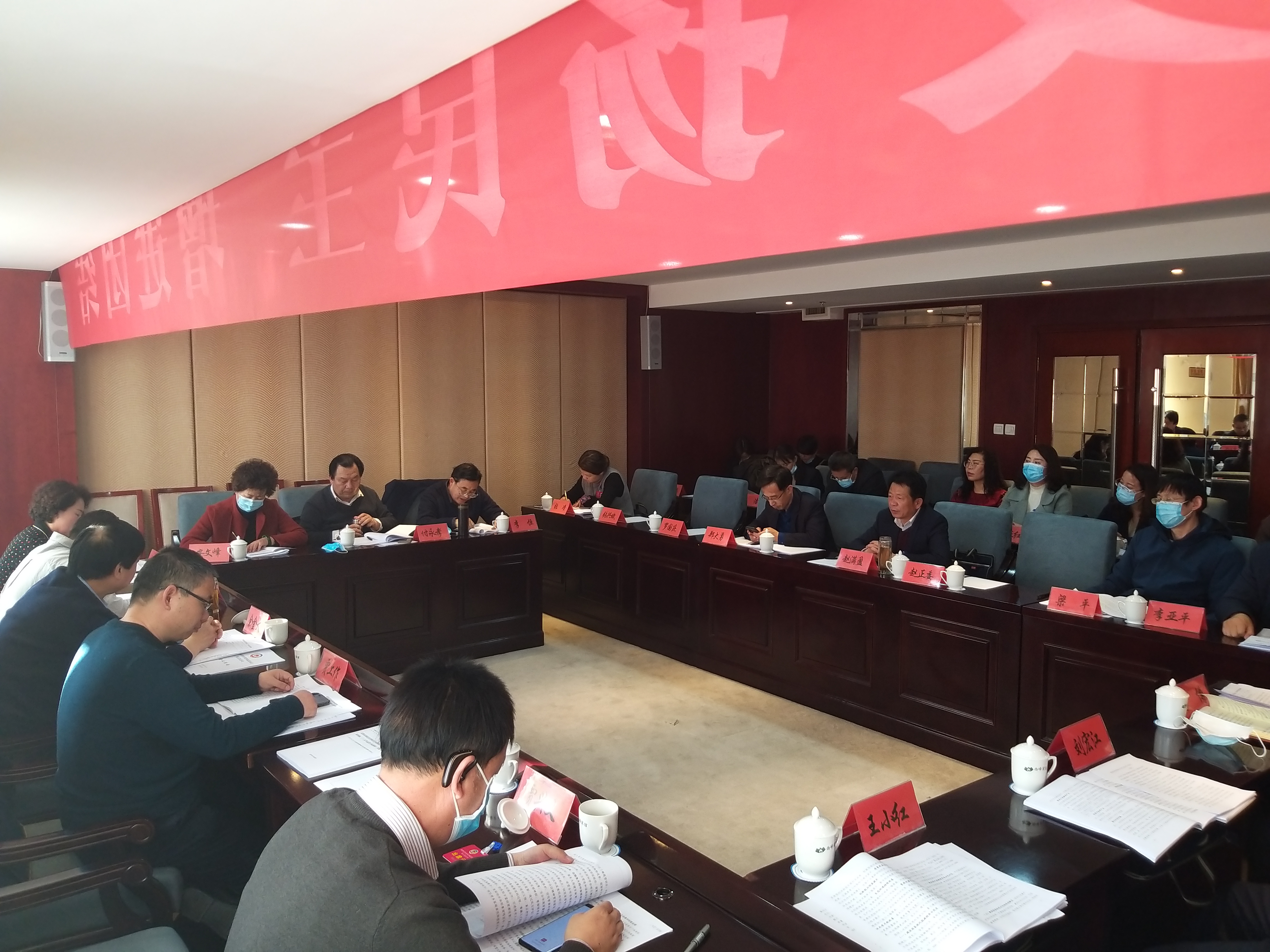 市政協(xié)委員繼續(xù)分組討論市委書記講話和相關報告。