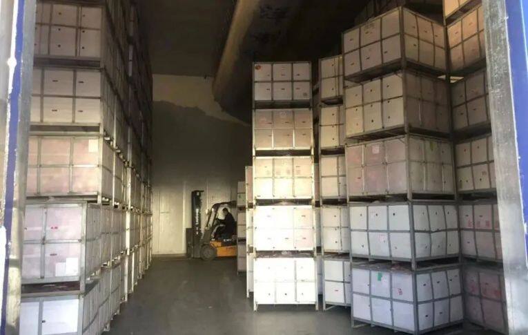 恒溫保鮮冷藏庫里存放的裝滿蘋果的果筐。