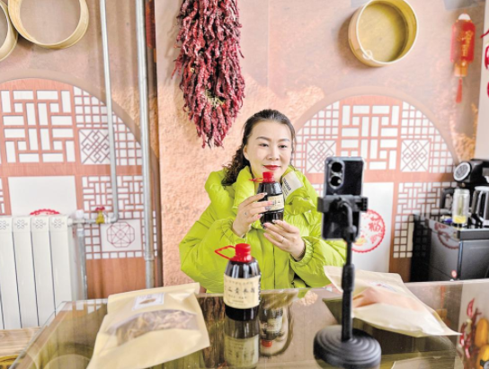 莊子峁生態(tài)農(nóng)莊負(fù)責(zé)人楊清艷直播賣(mài)貨。