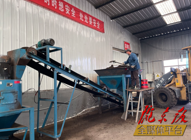 合水縣充分利用當(dāng)?shù)匦笄菁S便及秸稈回收的有機(jī)肥料“變廢為肥”。本報記者 劉萍凝 攝