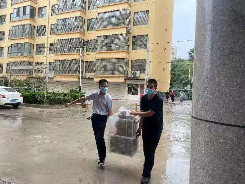 看到路邊的醫(yī)護人員，鎮(zhèn)原這對80后夫妻果斷做了一個決定！