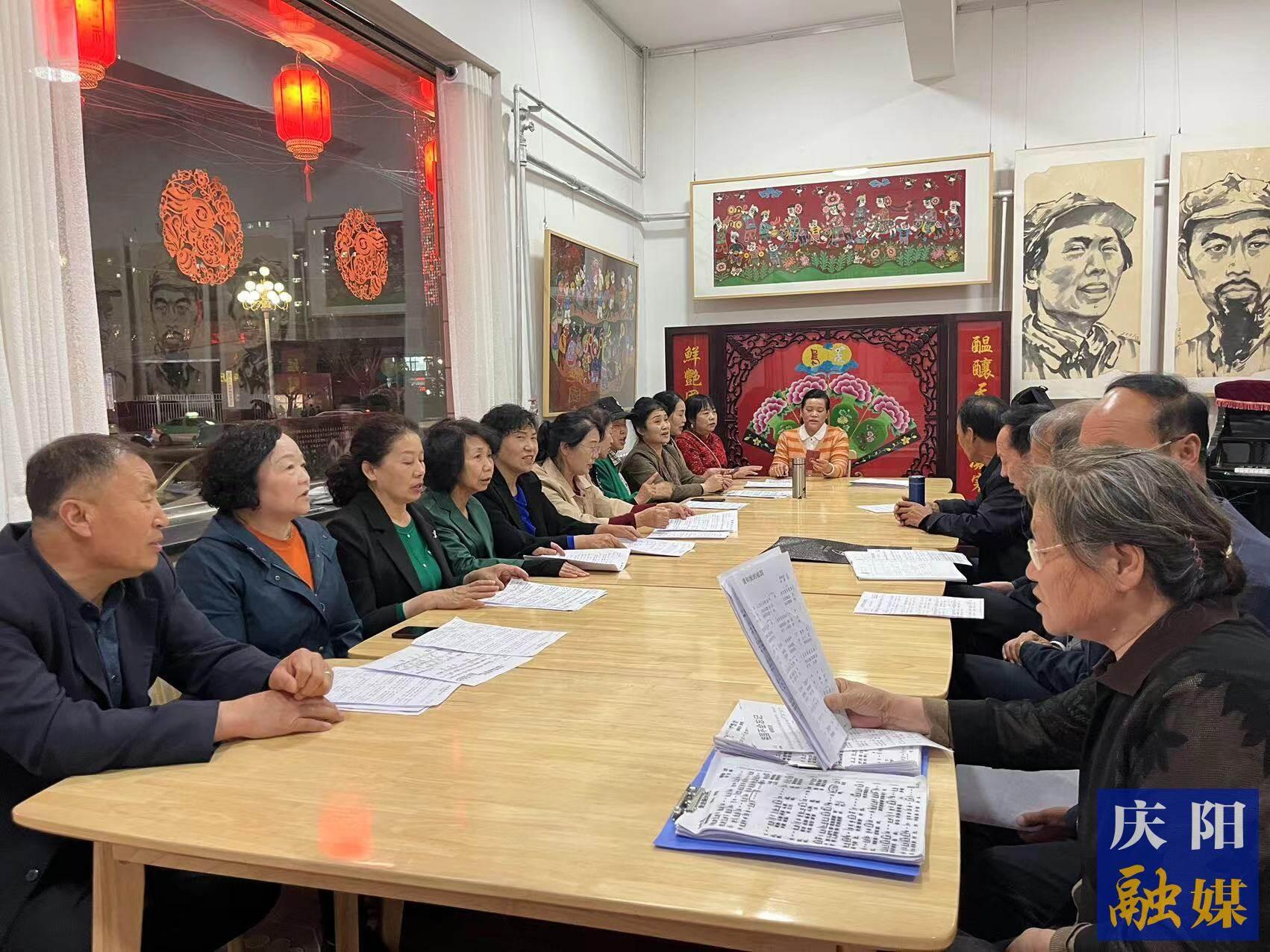 華池縣文化館民歌合唱團(tuán)的成員在練習(xí)隴東民歌。