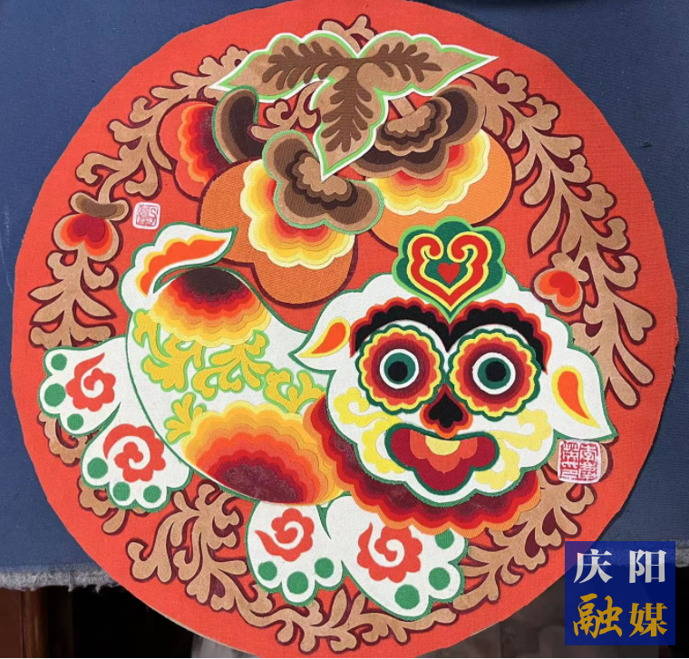 李慶英創(chuàng)作的布貼畫作品。