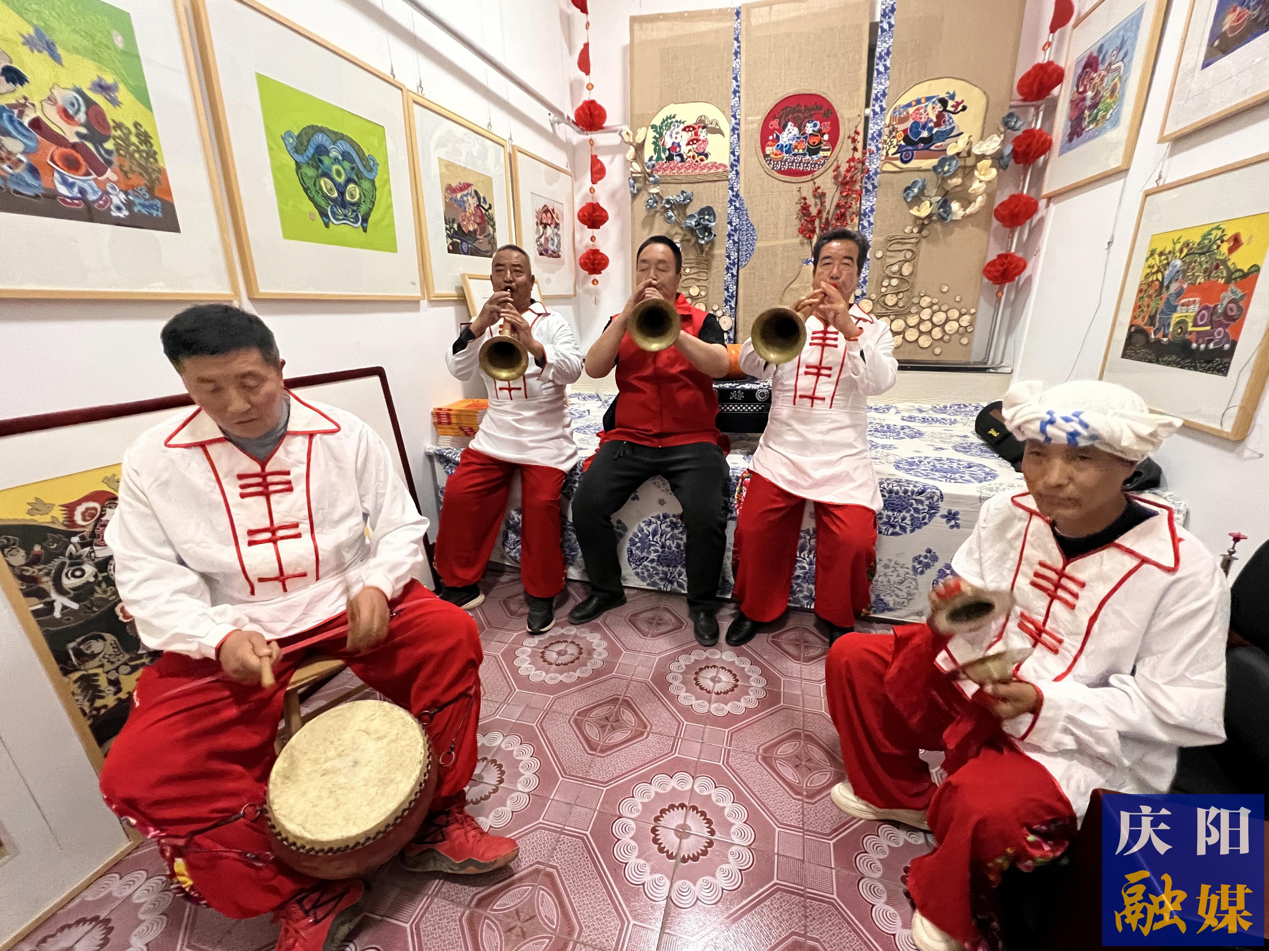 高小兵（左三）和同伴在練習(xí)吹嗩吶。