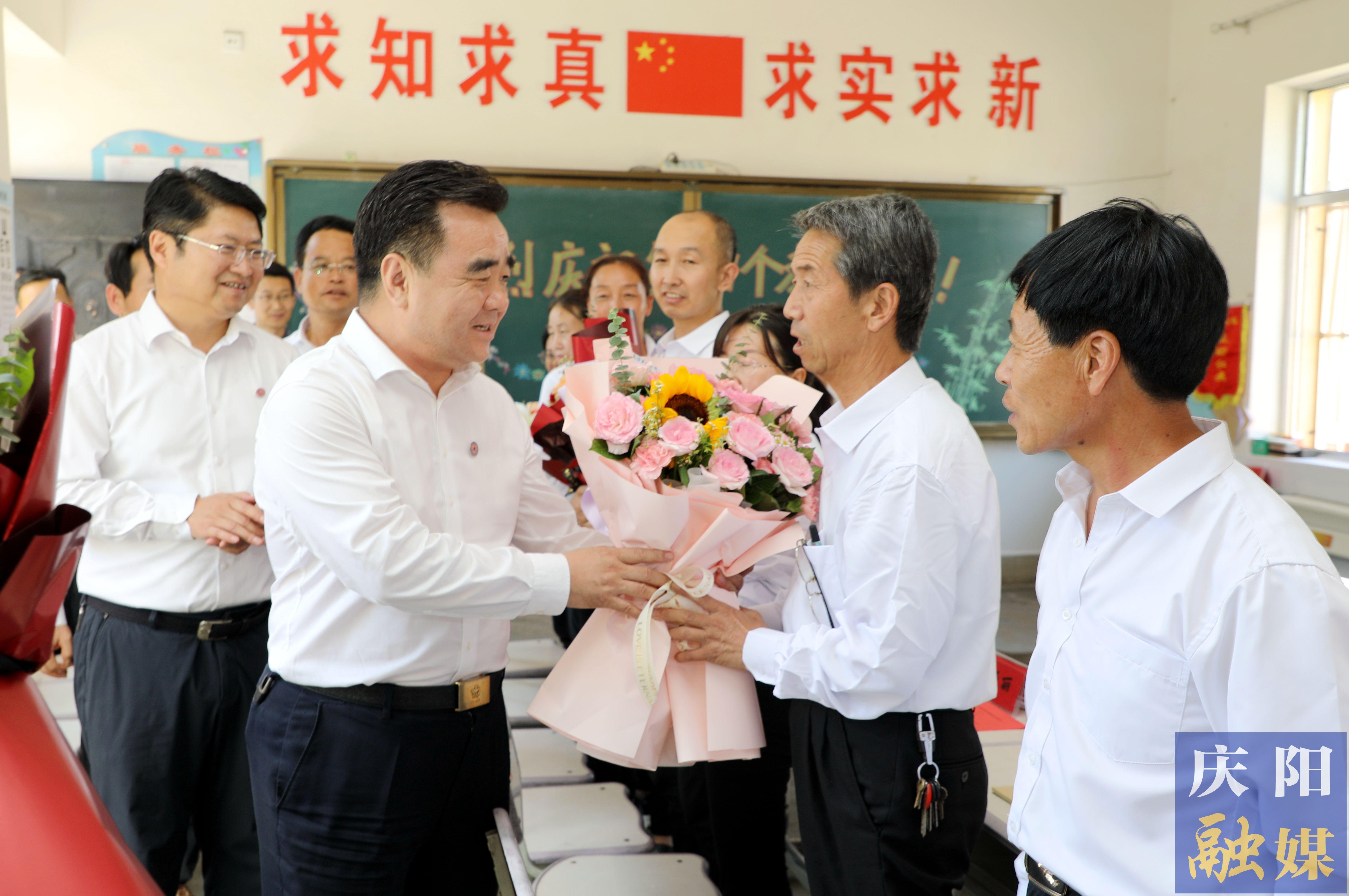 黃澤元在鎮(zhèn)原縣屯字鎮(zhèn)田嶺小學(xué)走訪慰問一線教師 勉勵(lì)大家擔(dān)當(dāng)教育使命，當(dāng)好美麗園丁，引領(lǐng)鄉(xiāng)村文化，努力培養(yǎng)德智體美勞全面發(fā)展的社會(huì)主義建設(shè)者和接班人
