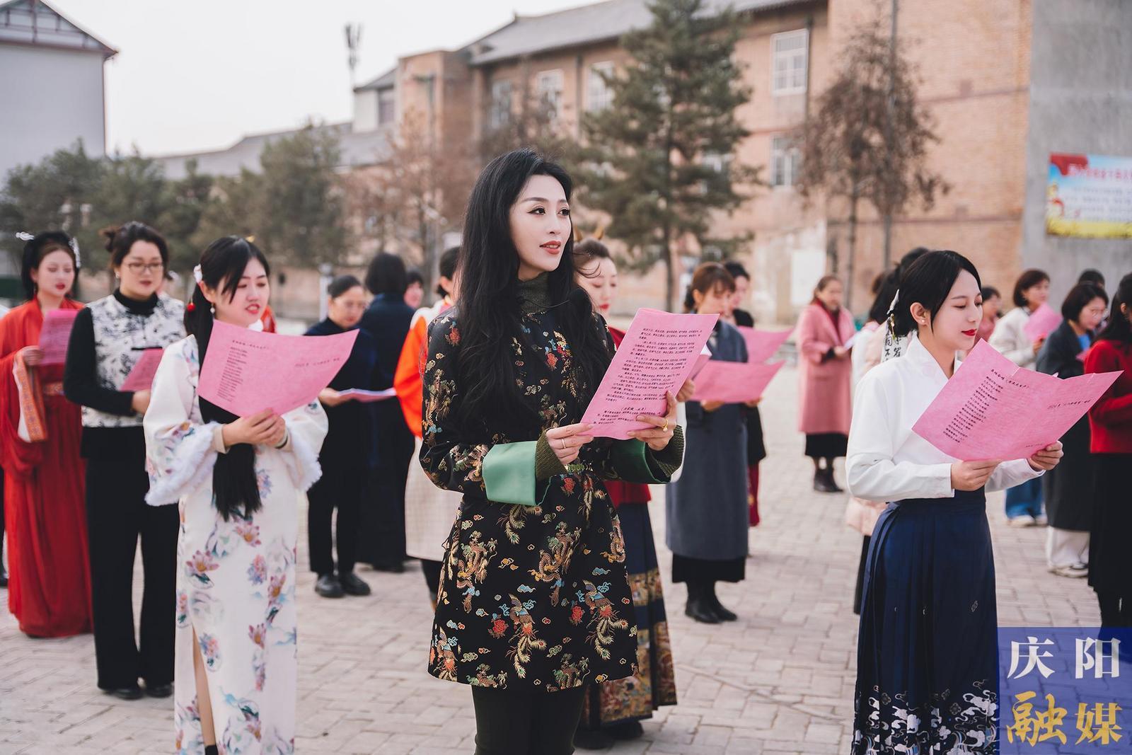 【攝影報(bào)道】春日有約不負(fù)芬芳 ——市委宣傳部、市委統(tǒng)戰(zhàn)部、市融媒體中心女職工攜手共慶“三八”國(guó)際勞動(dòng)?jì)D女節(jié)