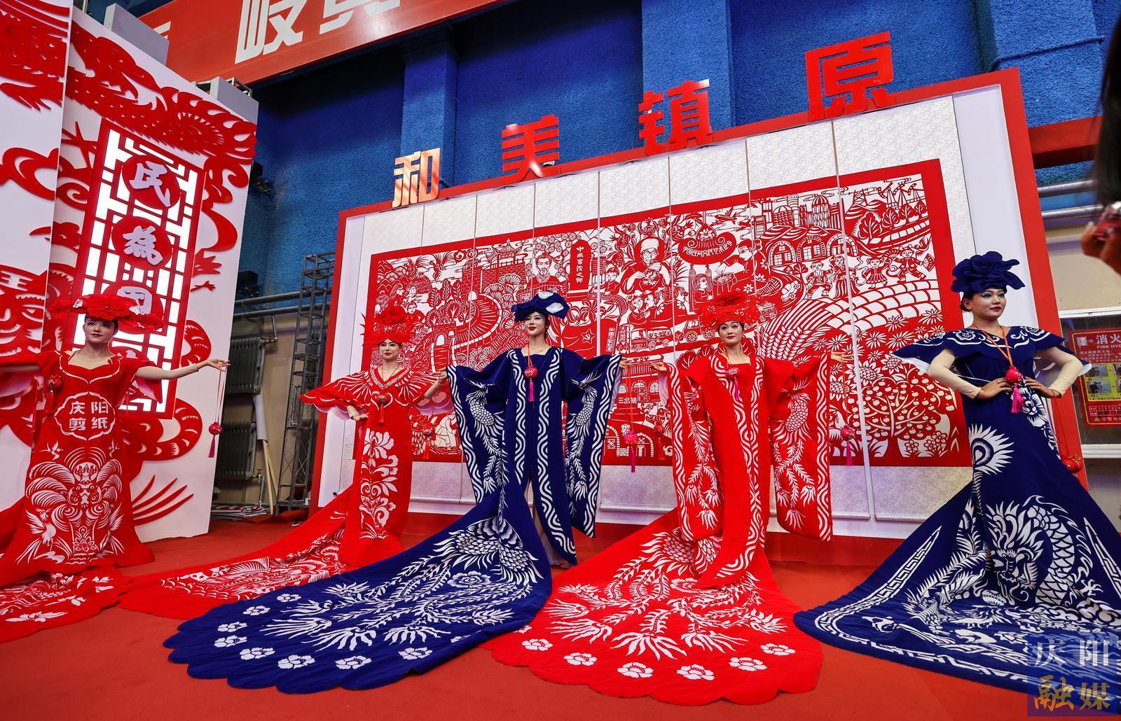 【攝影報(bào)道】香包、刺繡、剪紙……慶陽民俗文化精品展區(qū)中哪些展品驚艷到你