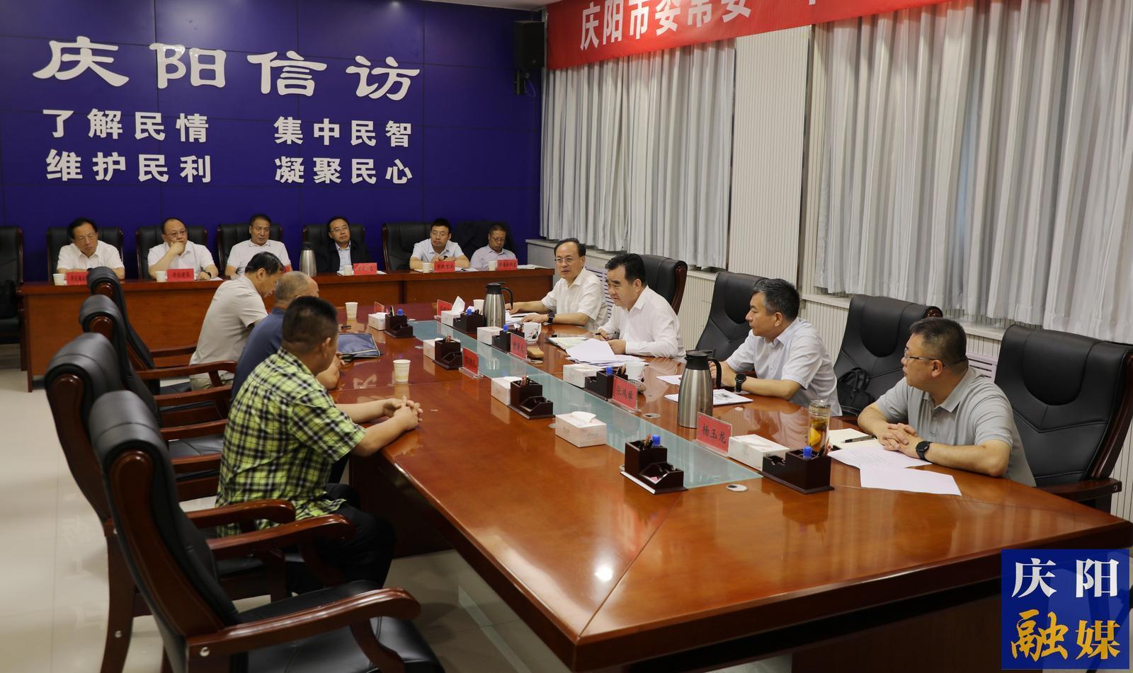 黃澤元在接待信訪(fǎng)群眾時(shí)強(qiáng)調(diào)  切實(shí)維護(hù)人民群眾合法權(quán)益  努力營(yíng)造和諧穩(wěn)定社會(huì)環(huán)境
