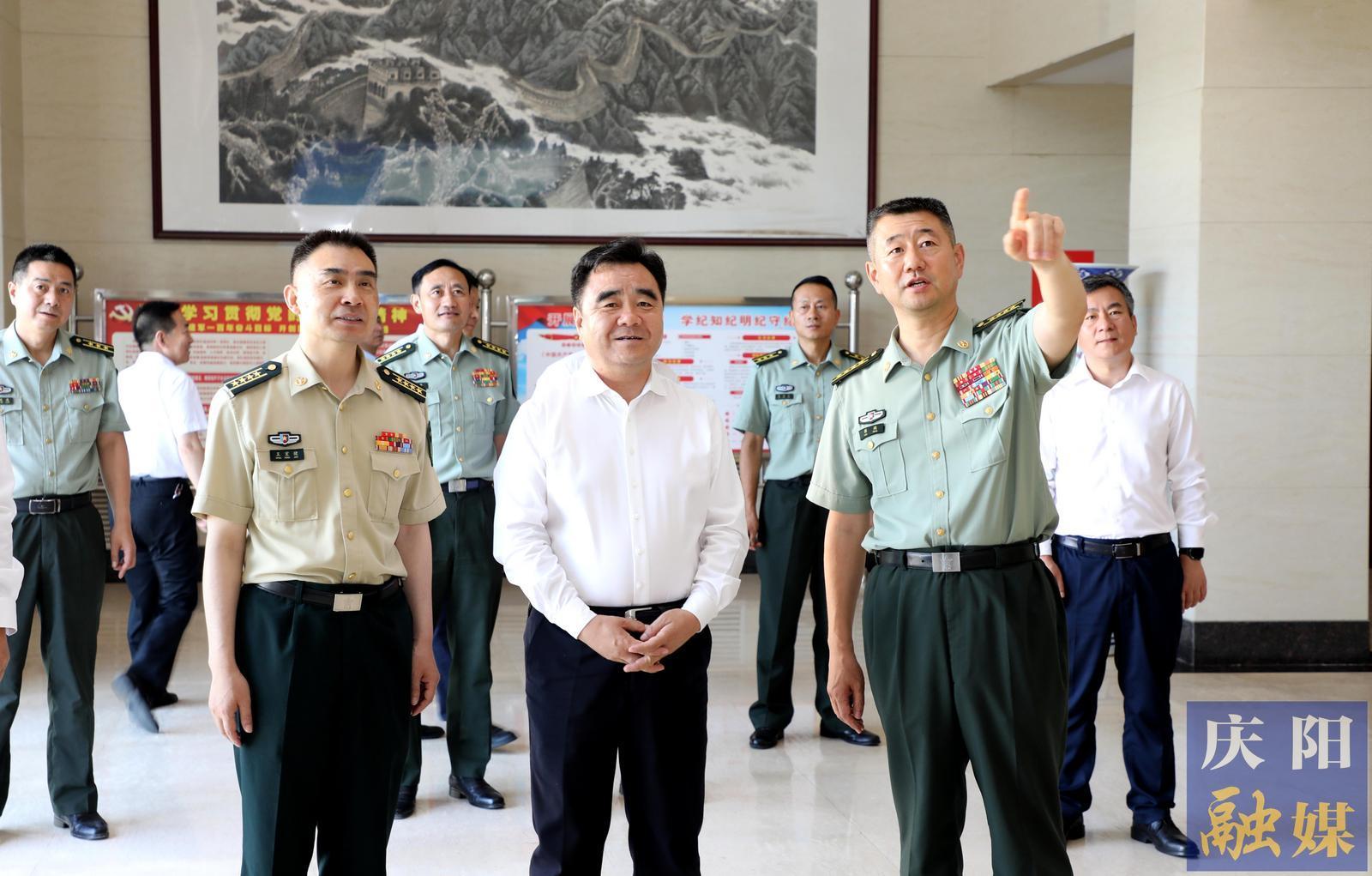 黃澤元“八一”前夕走訪(fǎng)慰問(wèn)駐慶部隊(duì)官兵和消防救援指戰(zhàn)員