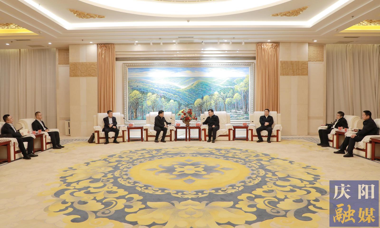 黃澤元周繼軍與中國農(nóng)業(yè)銀行甘肅省分行黨委書記、行長吳崗一行座談