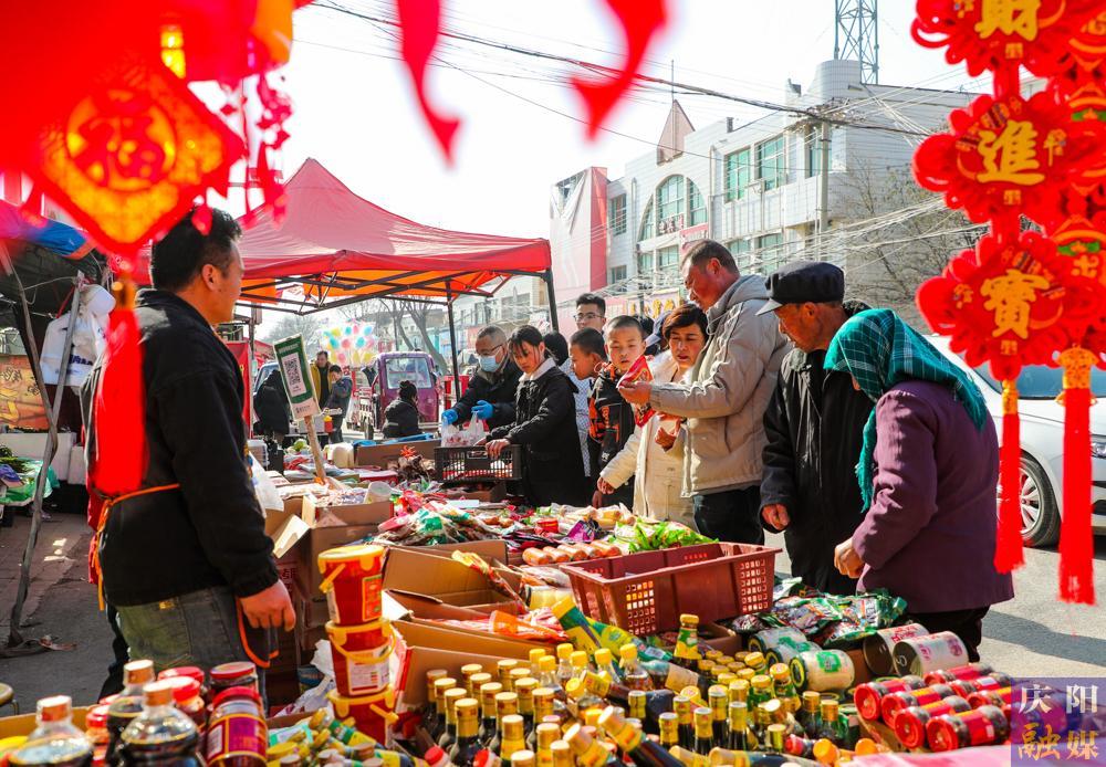 【慶陽(yáng)年味·攝影報(bào)道】趕大集備年貨，煙火氣里年味兒濃