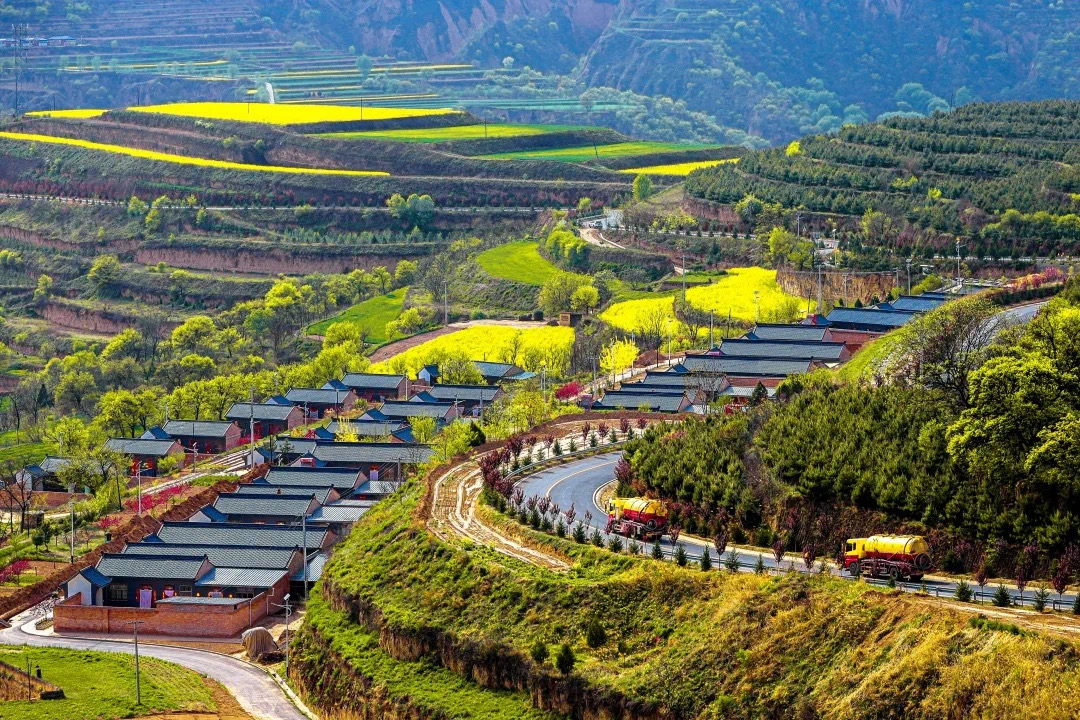 【“亮牌子、樹(shù)形象、展風(fēng)采”城鄉(xiāng)文明創(chuàng)建巡禮】慶陽(yáng)市西峰區(qū)顯勝鄉(xiāng)毛寺村：“四維共進(jìn)” 繪就文明鄉(xiāng)村新畫(huà)卷