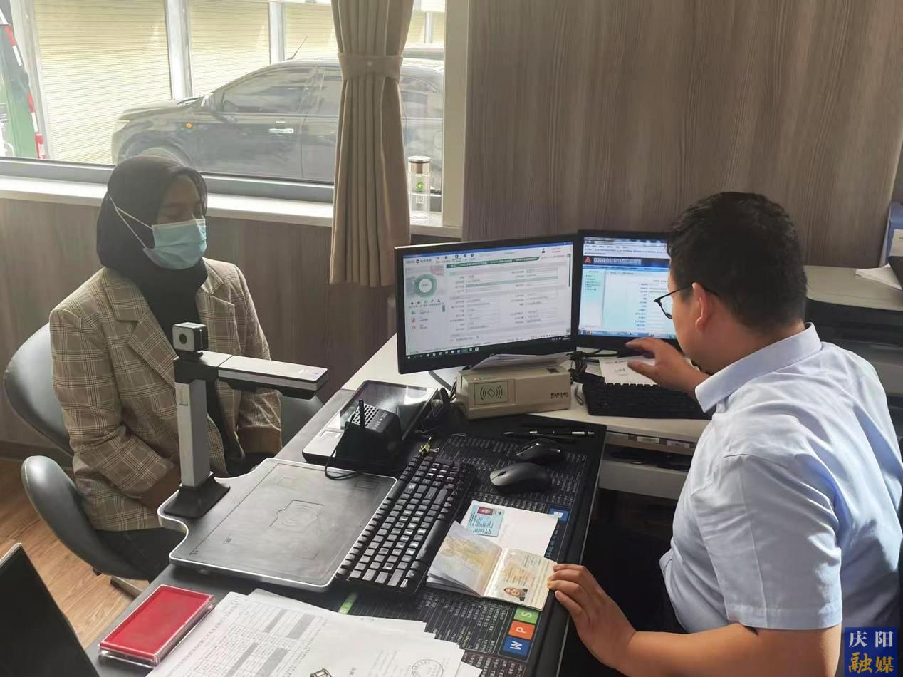 環(huán)縣首張外籍人員社?？ǔ晒k理