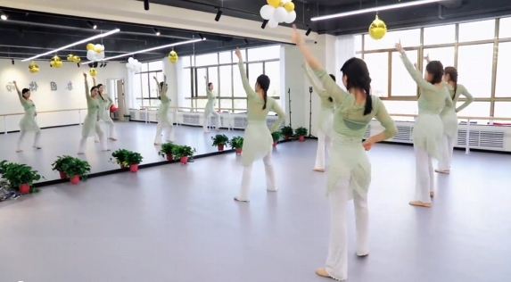 歷經(jīng)十余載風(fēng)雨兼程，夢玉女子藝術(shù)團(tuán)在各界關(guān)懷下茁壯成長