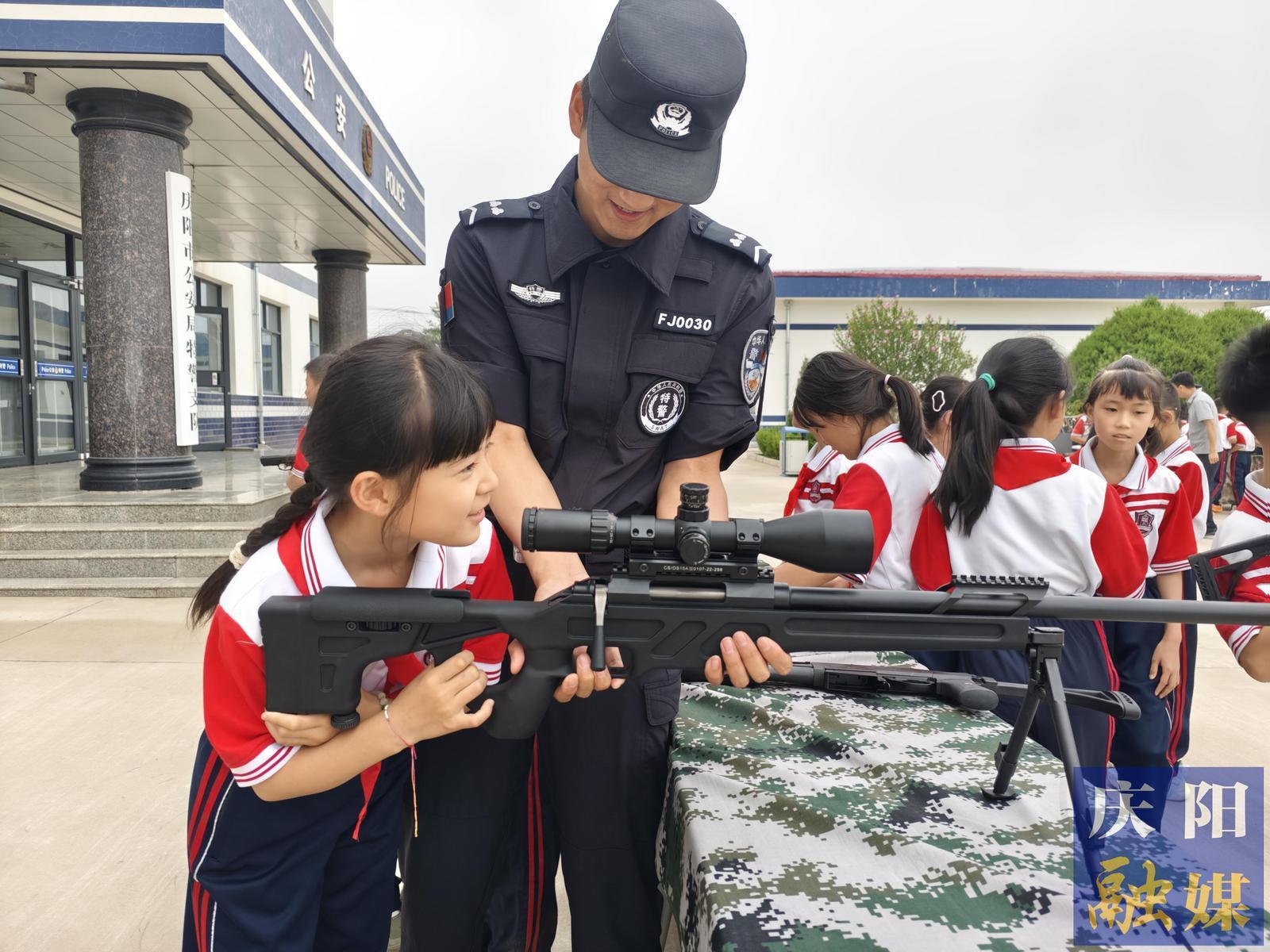 慶陽市少年警?！凹t領(lǐng)巾進警營”實踐體驗營活動開展