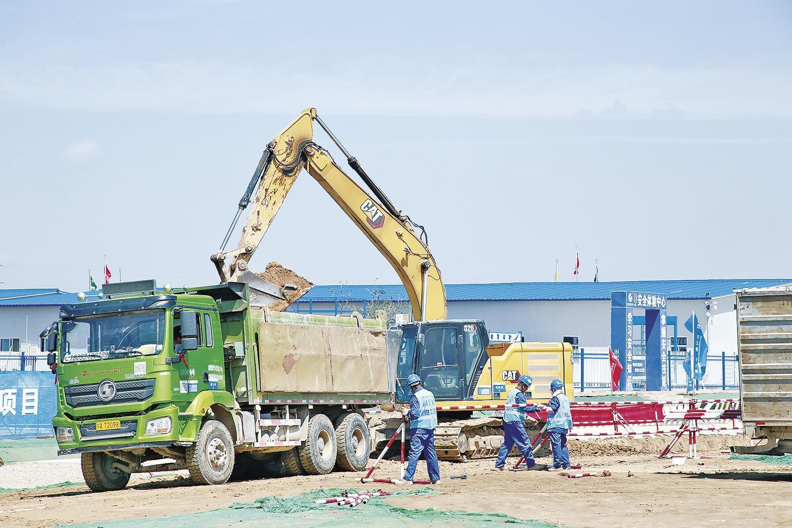 近日，位于寧縣早勝鎮(zhèn)的甘能化（慶陽(yáng)）2×660MW煤電項(xiàng)目建設(shè)如火如荼。