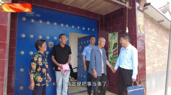 【慶陽榜樣】李鵬飛：把群眾的事當(dāng)成自己的事他能在凌晨兩點(diǎn)提著水桶沖向火場(chǎng)救出11條人命；他能為一樁積怨16年的鄰里糾紛上門調(diào)解9次；他能讓刑滿釋放人員重新找到生活的希望。他就是寧縣中村鎮(zhèn)政府信訪和矛盾糾紛調(diào)處干部李鵬飛