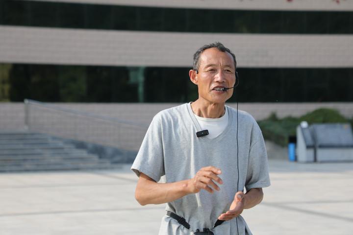 新華全媒+｜“我要把大生產(chǎn)的故事講給更多人聽”——紅色紀(jì)念館的農(nóng)民講解員素描