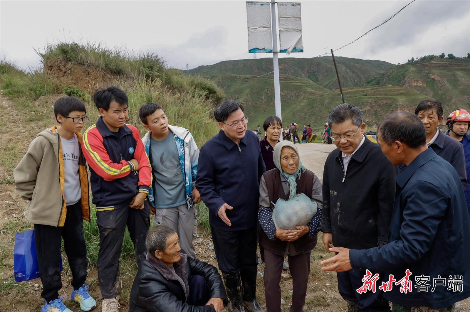 千方百計(jì)搜救失聯(lián)人員 妥善轉(zhuǎn)移安置受災(zāi)群眾 胡昌升任振鶴在榆中現(xiàn)場(chǎng)指揮搶險(xiǎn)救災(zāi)工作